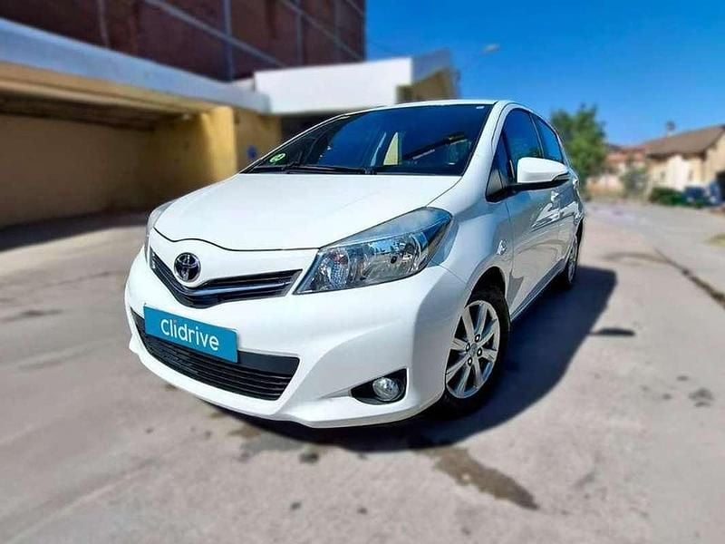 Usado Toyota Yaris Active 90 CV (66 kW) 2013 Blanco Berlina