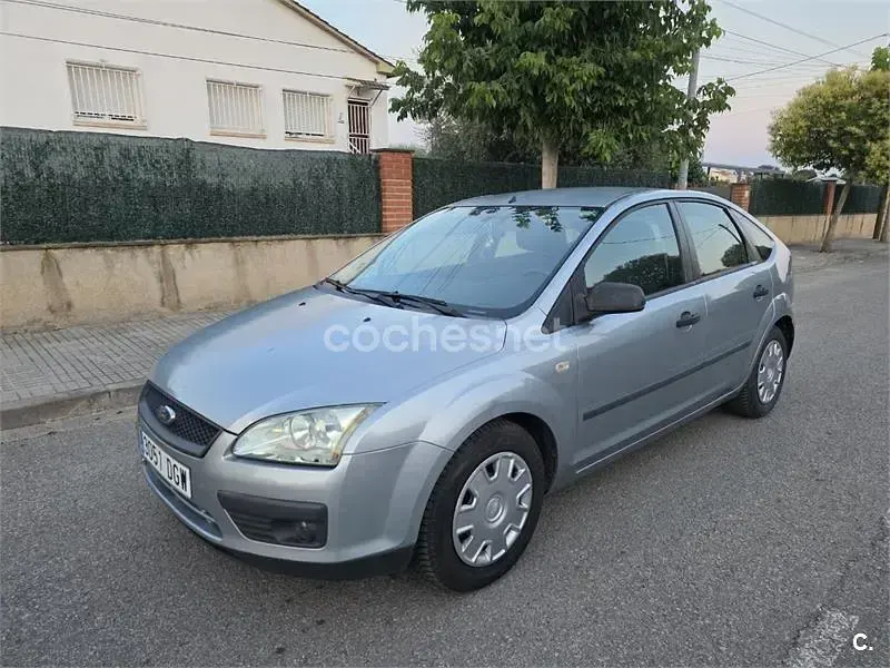 Usado Ford Focus Trend 100 CV (73 kW) 2005 Gris / plata Berlina