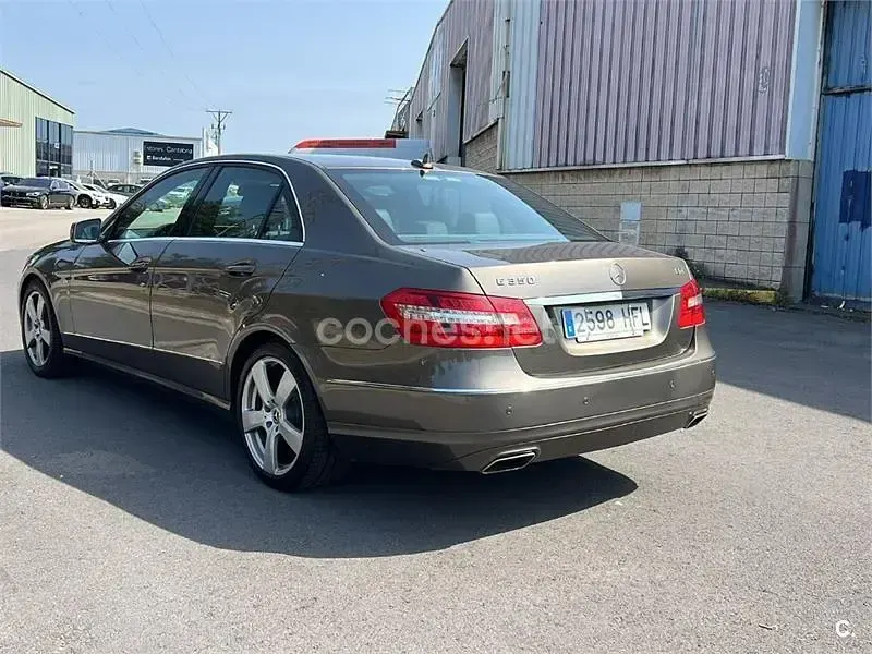 Usado Mercedes E350 Avantgarde 231 CV (169 kW) 2011 Gris / plata Berlina