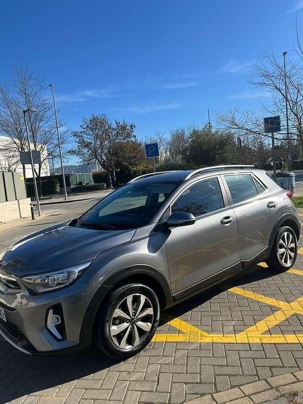 Usado Kia Stonic 101 CV (74 kW) 2024 Gris SUV