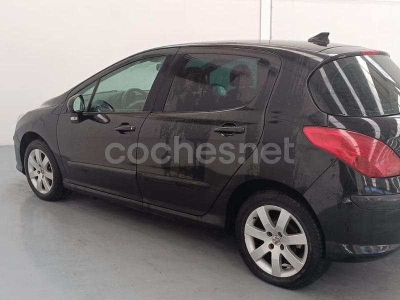 Usado Peugeot 308 120 CV (88 kW) 2008 Negro Berlina