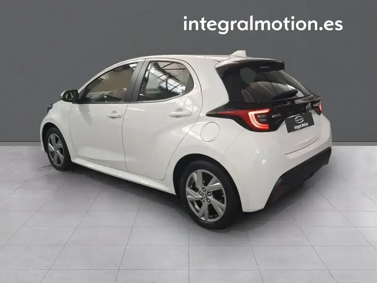 Usado Toyota Yaris Hybrid Active 115 CV (84 kW) 2025 Blanco