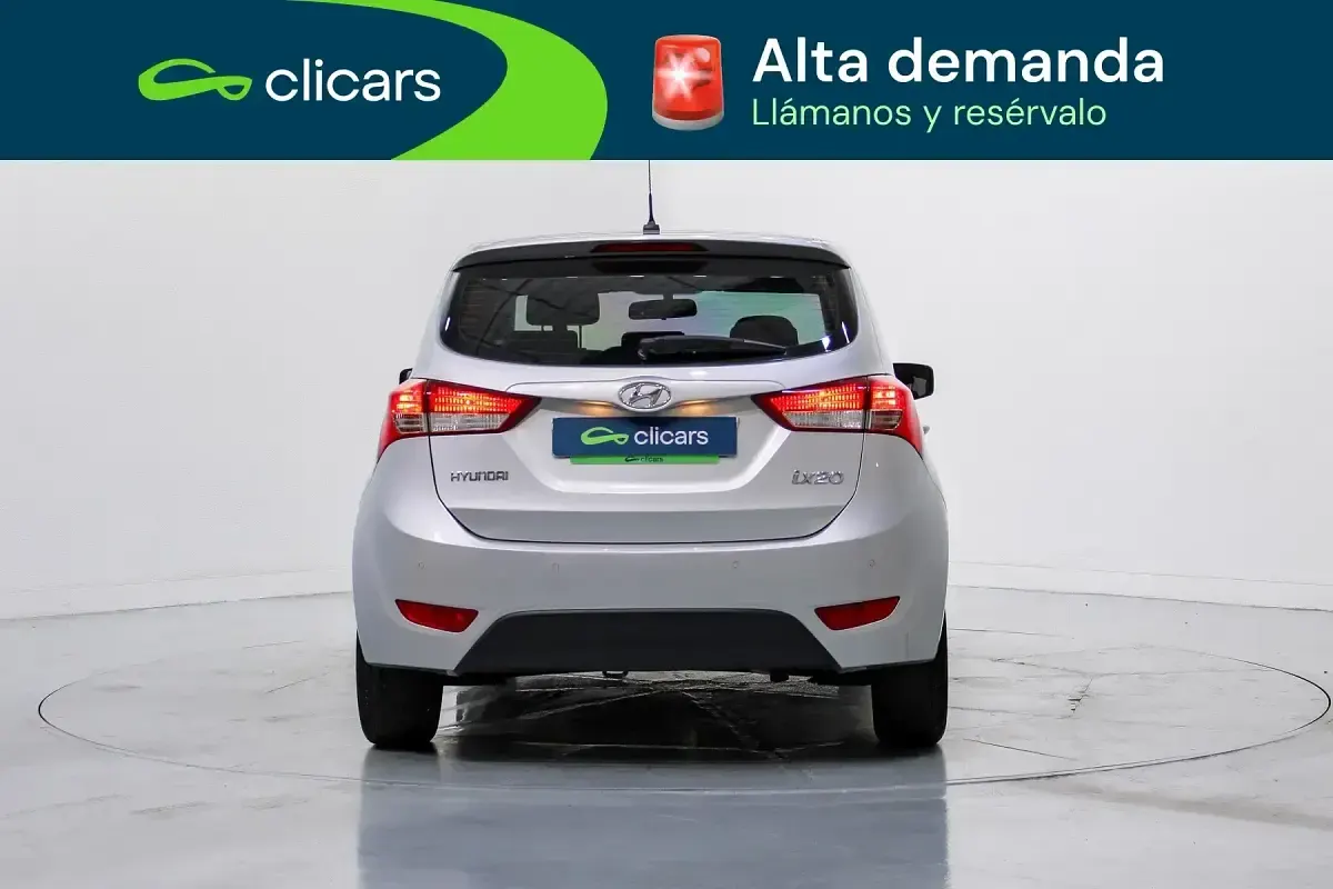 Usado Hyundai ix20 90 CV (66 kW) 2018 Gris Utilitario