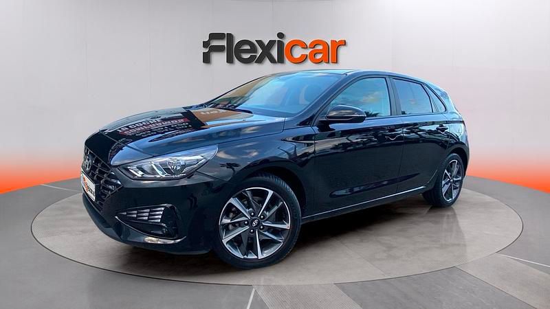 Usado Hyundai i30 110 CV (80 kW) 2024 Negro Berlina