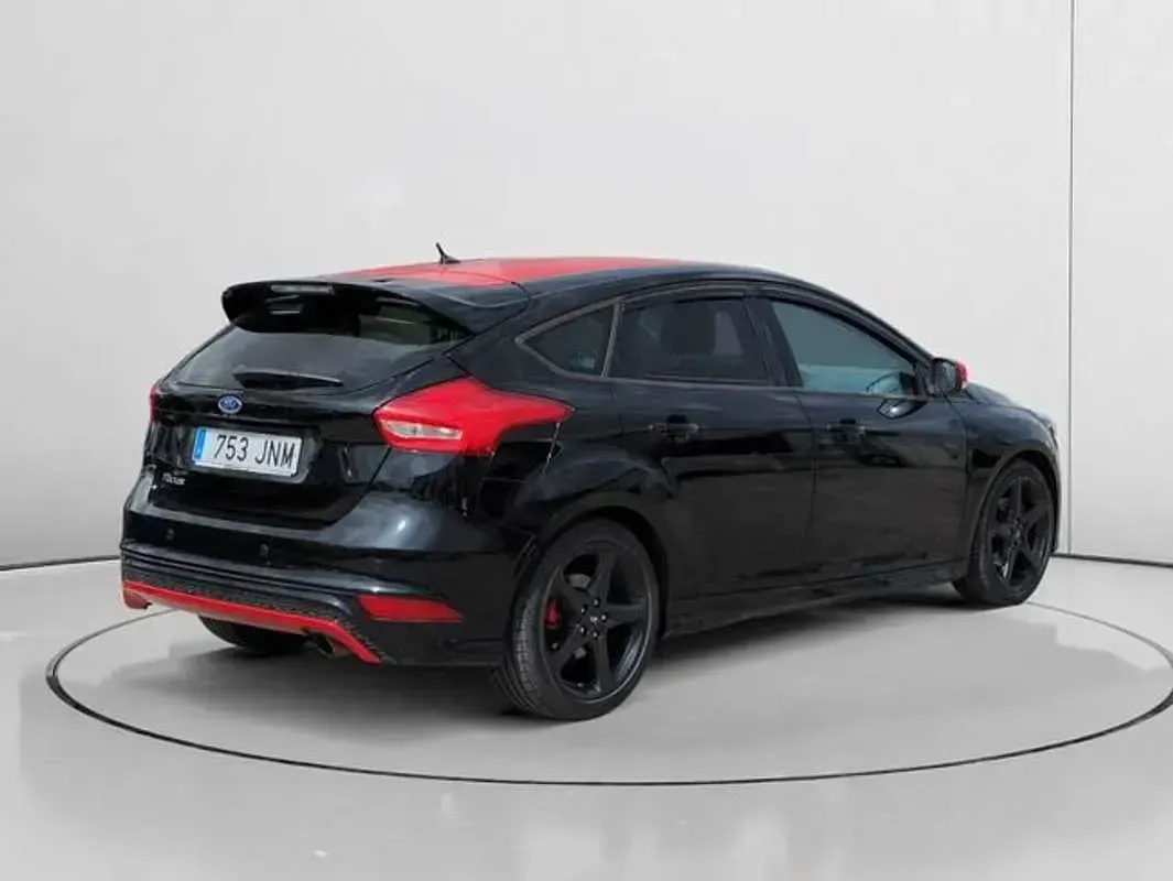 Käytetty Ford Focus 182 HP (133 kW) 2016 Musta Viistoperä