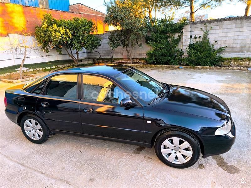 Usado Audi A4 110 CV (80 kW) 2000 Azul Berlina