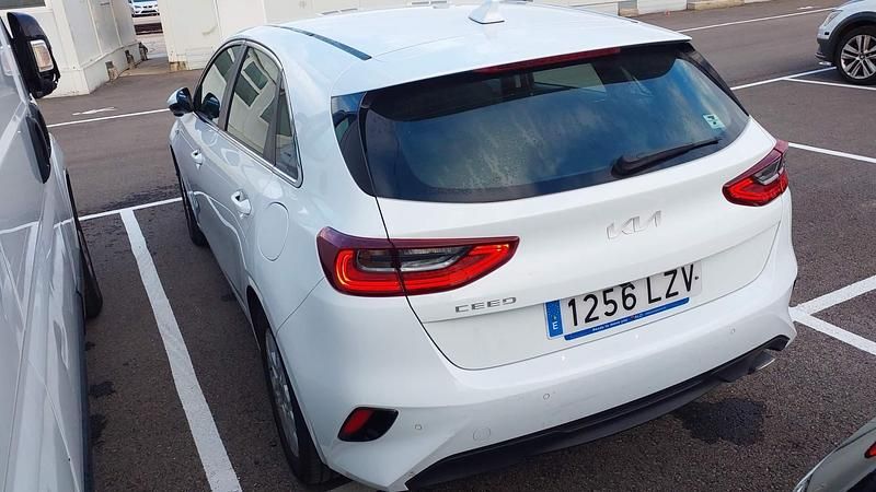 Usado Kia Ceed 101 CV (74 kW) 2022 Blanco Utilitario