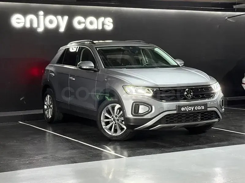 Usado VW T-Roc Life 110 CV (80 kW) 2023 Gris / plata SUV