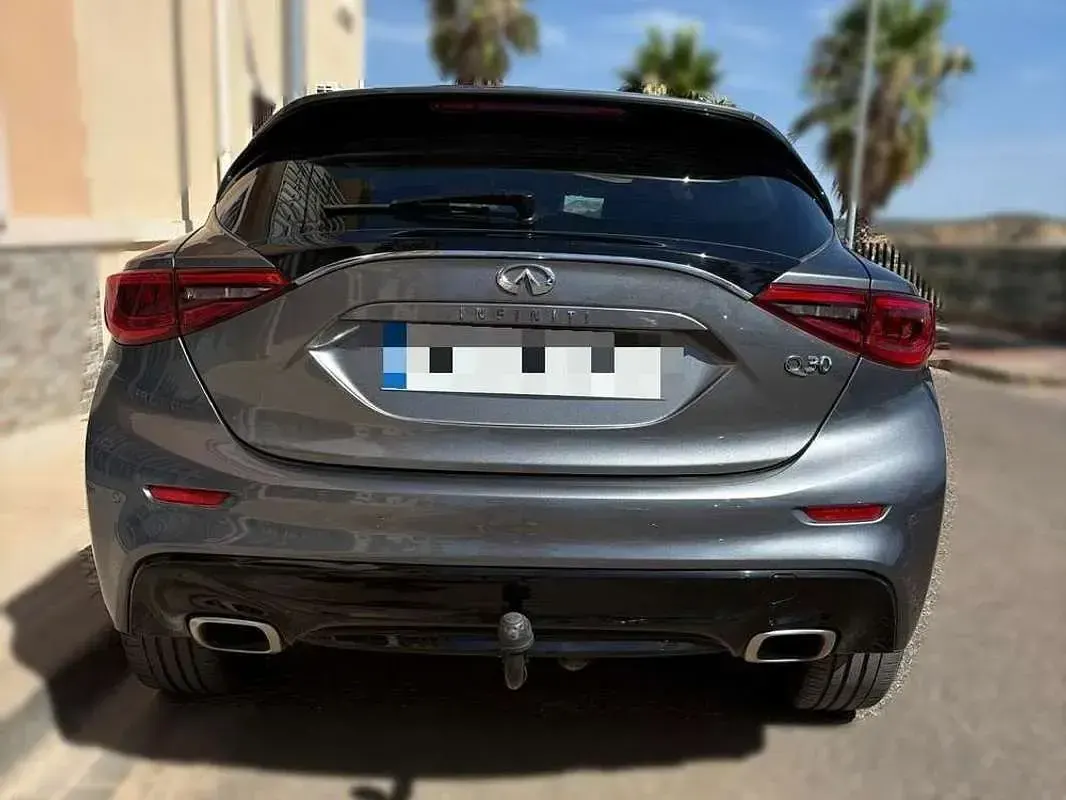 Usado Infiniti Q30 Sport Tech 170 CV (125 kW) 2017 Gris Utilitario