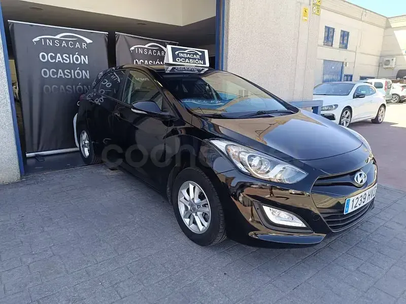 Usado Hyundai i30 100 CV (73 kW) 2014 Negro Berlina