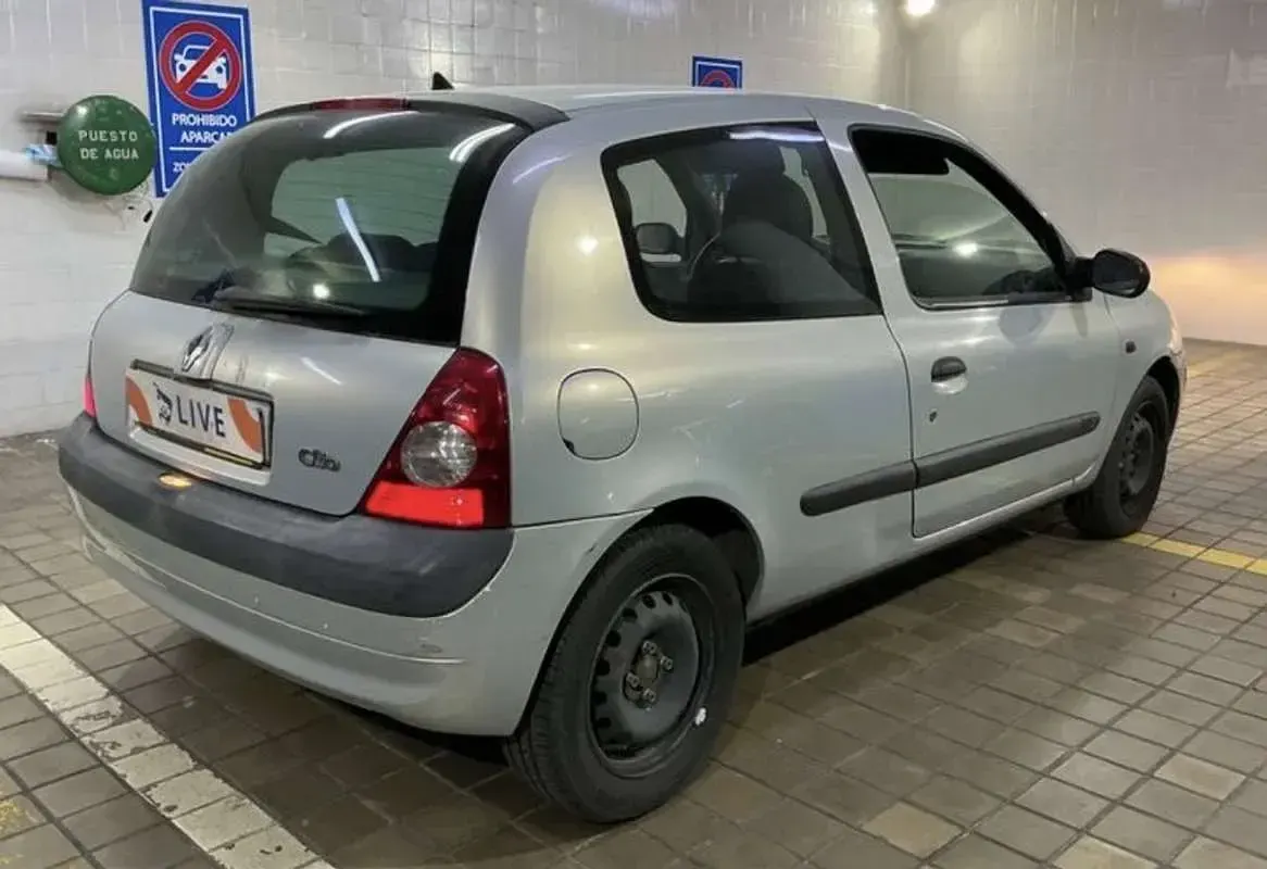 Usado Renault Clio II Expression 60 CV (44 kW) 2002 Gris Utilitario