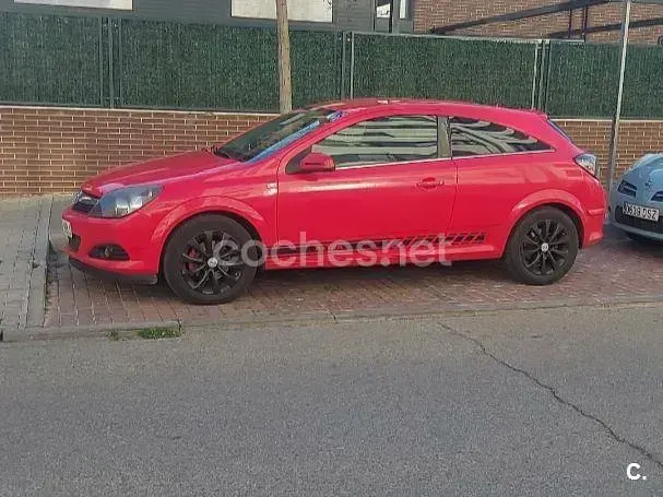 Usado Opel Astra GTC 110 CV (80 kW) 2011 Rojo Berlina