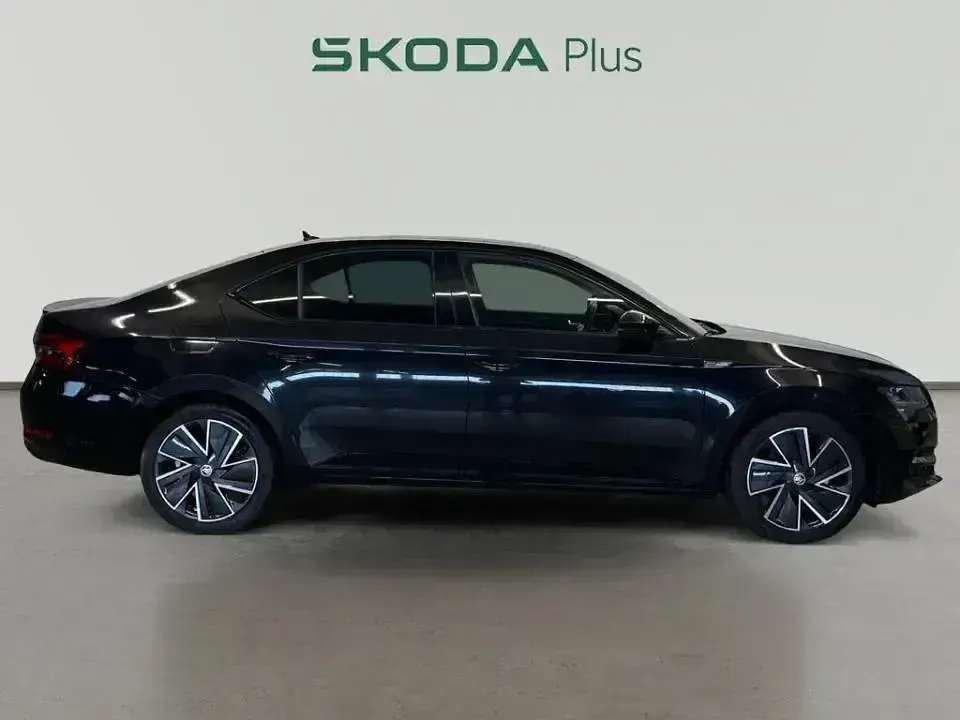 Usado Skoda Superb SportLine 218 CV (160 kW) 2023 Negro Berlina