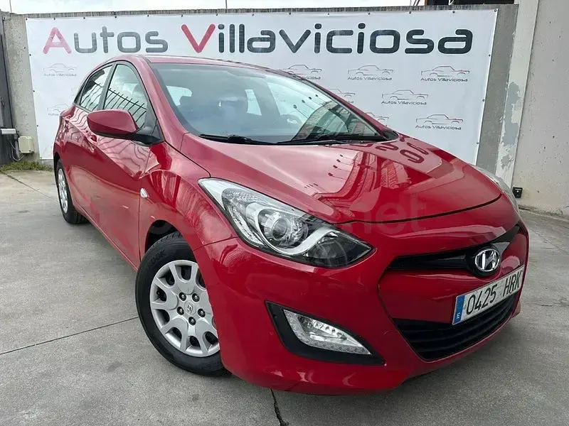 Usado Hyundai i30 110 CV (80 kW) 2013 Rojo Berlina