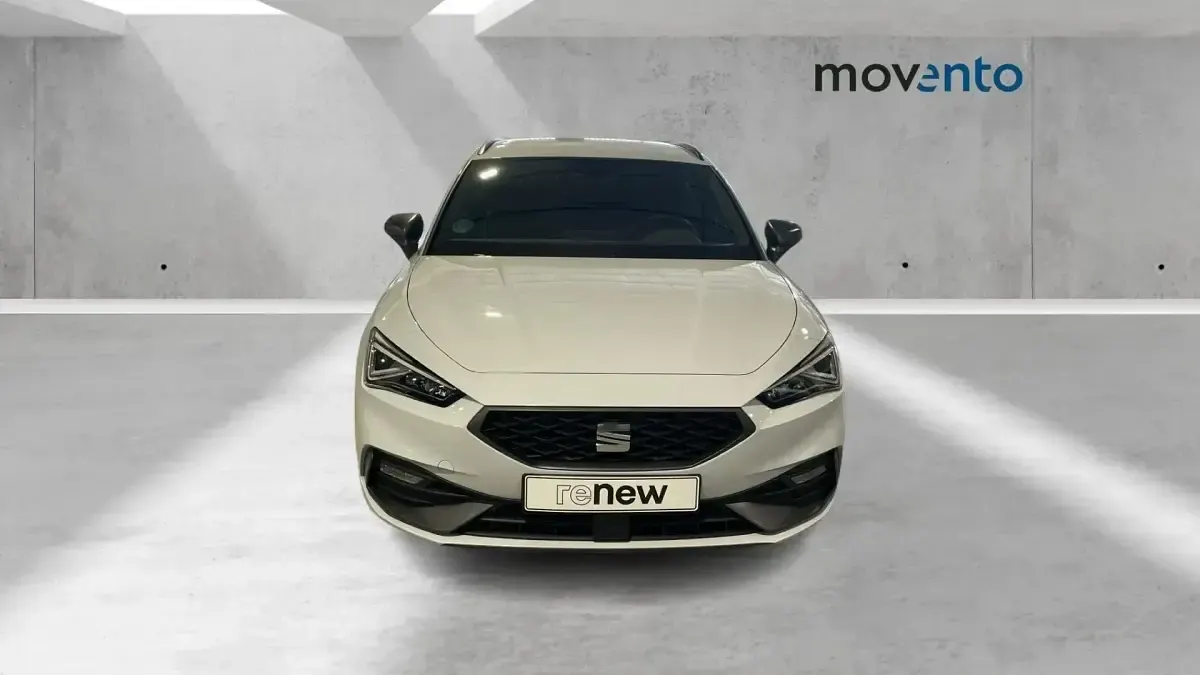 Usado Seat Leon FR 110 CV (80 kW) 2023 Blanco Familiar