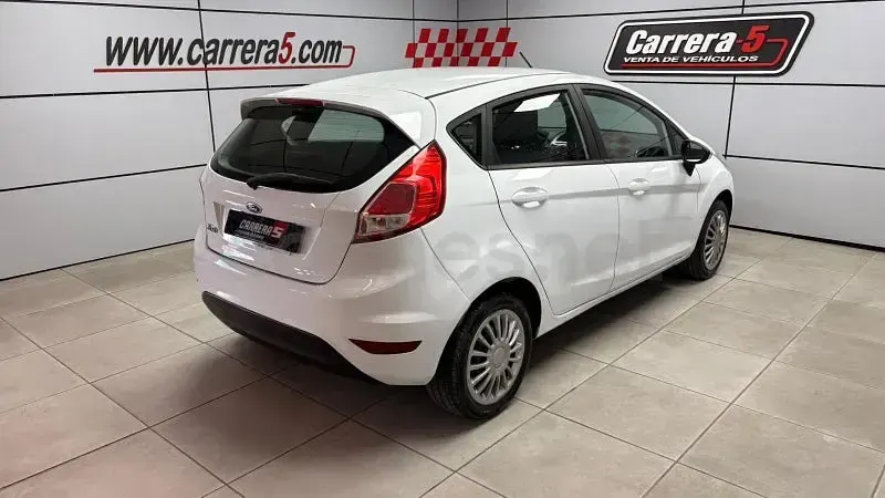 Usado Ford Fiesta Trend 60 CV (44 kW) 2014 Blanco Utilitario
