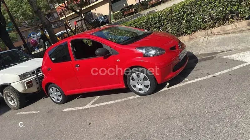 Usado Toyota Aygo 68 CV (50 kW) 2008 Rojo Utilitario