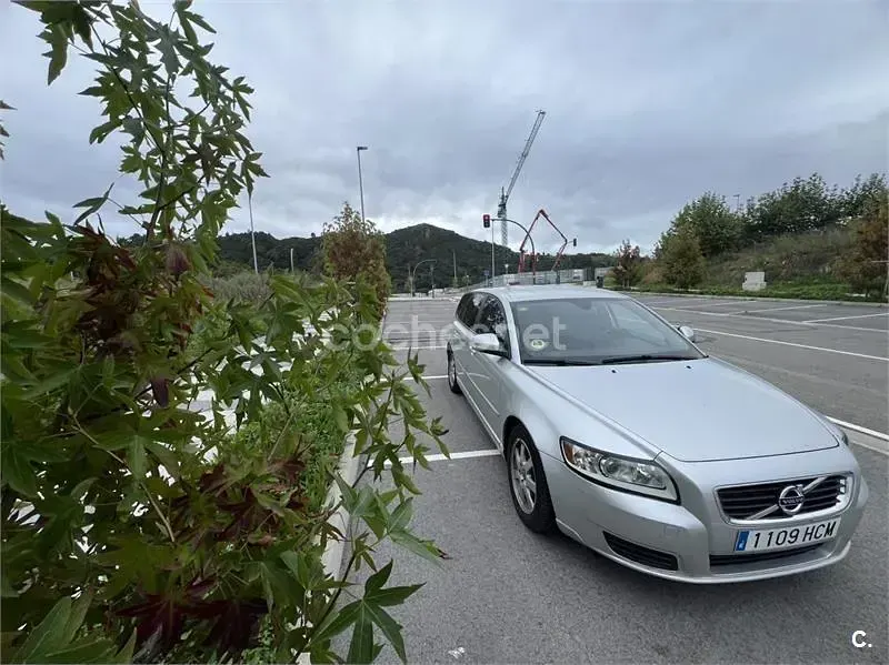 Usado Volvo V50 Summum 109 CV (80 kW) 2011 Gris / plata Familiar