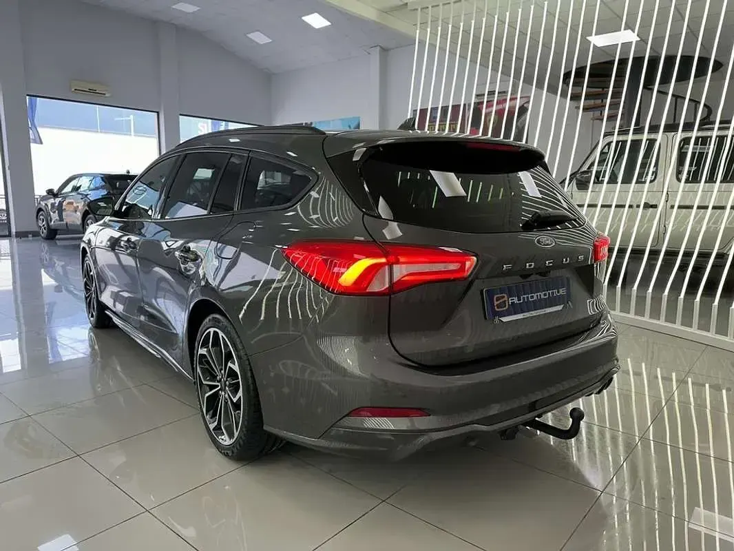 Usado Ford Focus ST-Line 120 CV (88 kW) 2021 Gris Utilitario