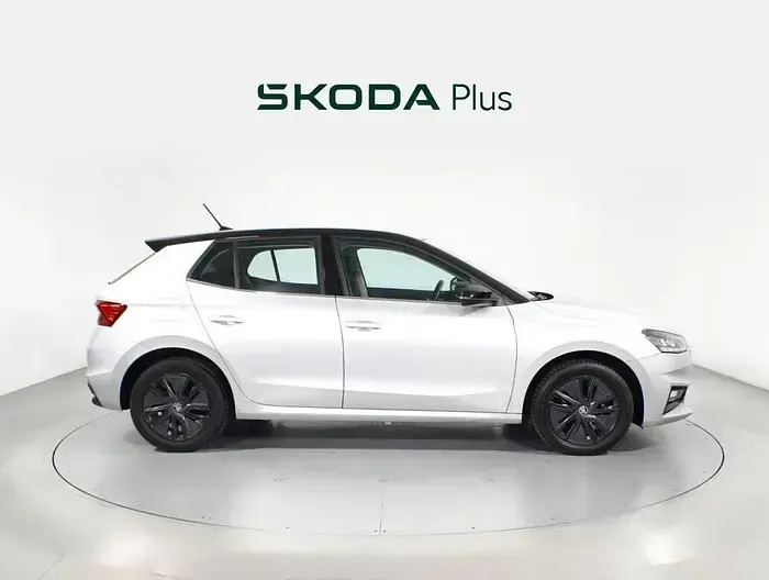 Usado Skoda Fabia Style 95 CV (69 kW) 2022 Gris plata Utilitario