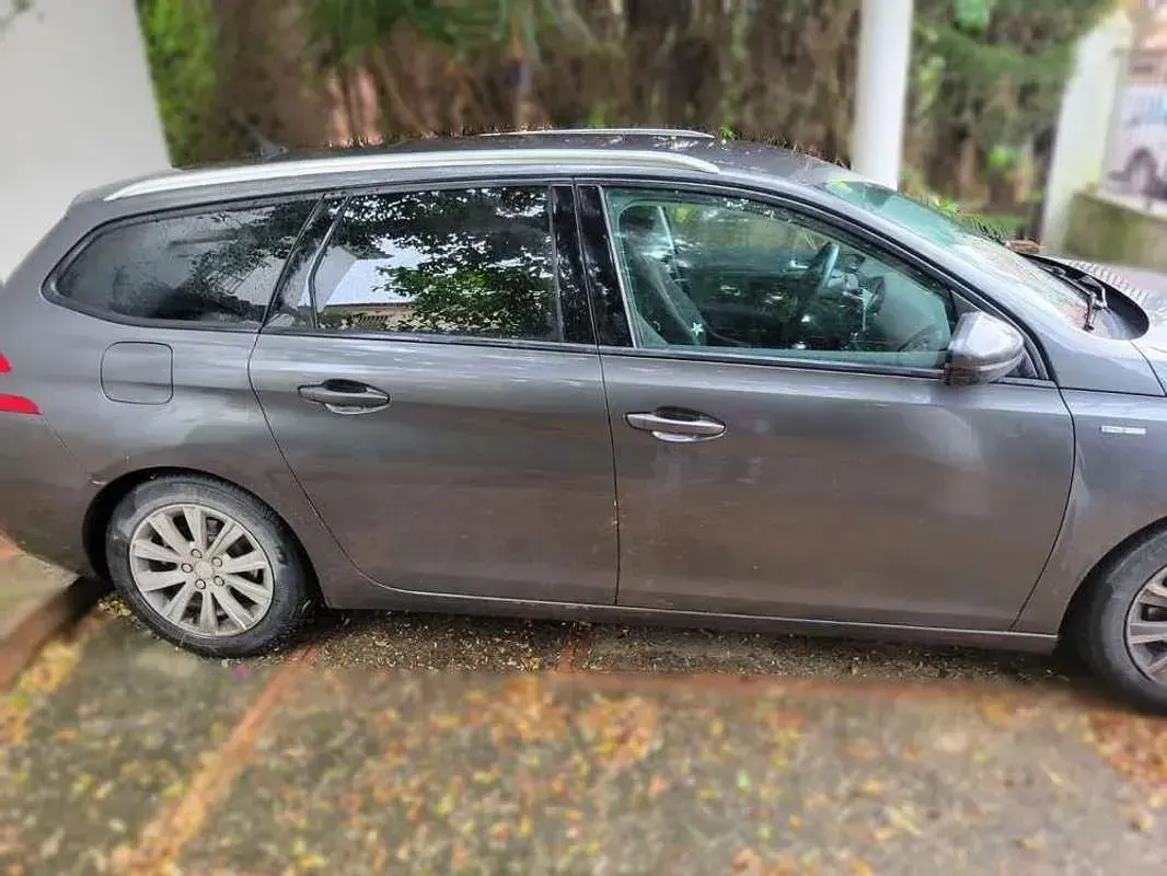 Usado Peugeot 308 SW Style 131 CV (96 kW) 2018 Gris Familiar