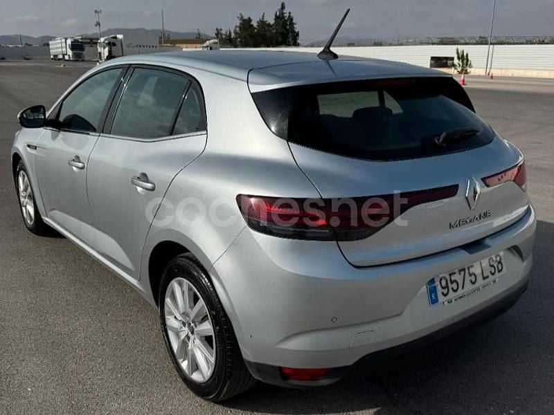 Usado Renault Mégane IV Business 115 CV (84 kW) 2021 Gris / plata Berlina