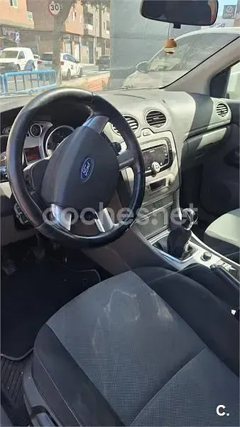 Usado Ford Focus Trend 109 CV (80 kW) 2010 Blanco Berlina