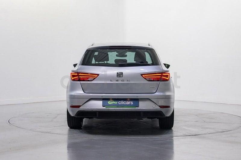 Usado Seat Leon XCELLENCE 130 CV (95 kW) 2020 Gris / plata Familiar