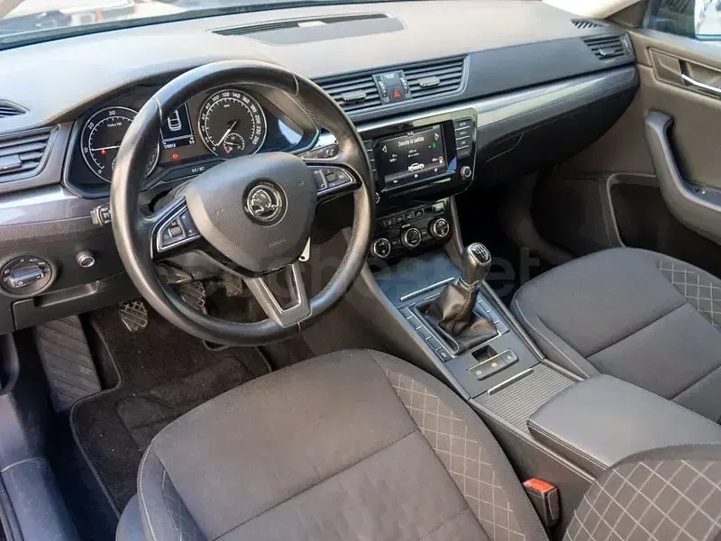Usado Skoda Superb Active 150 CV (110 kW) 2018 Negro Berlina