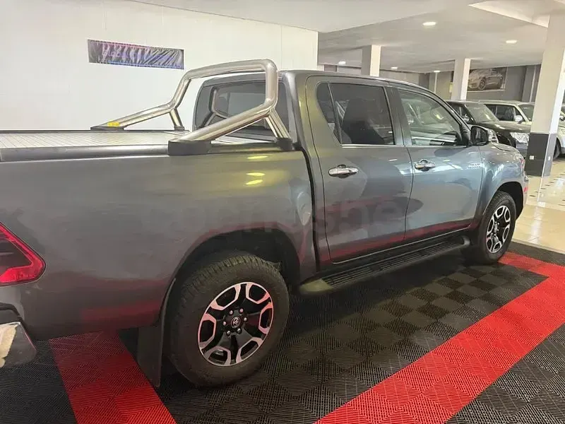 Usado Toyota HiLux 204 CV (150 kW) 2021 Gris / plata Pickup/Camioneta