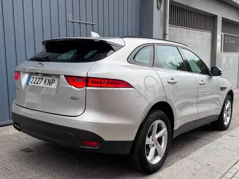 Usado Jaguar F-Pace R-Sport 180 CV (132 kW) 2017 Gris / plata SUV