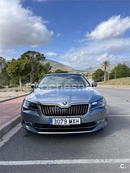 Usado Skoda Superb 190 CV (139 kW) 2015 Gris / plata Berlina