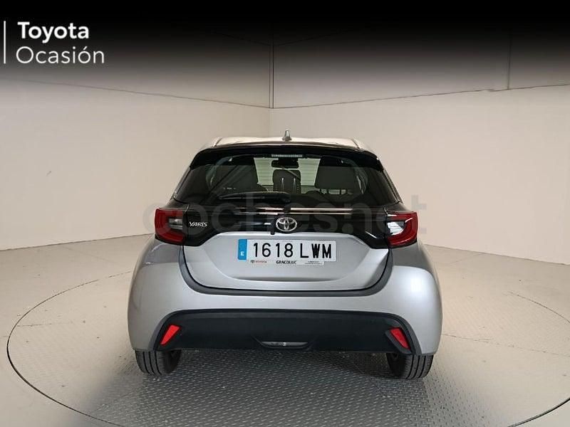 Usado Toyota Yaris 125 CV (91 kW) 2022 Gris / plata Utilitario