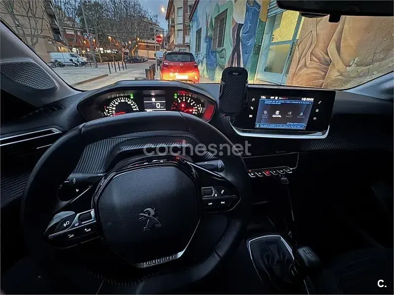 Usado Peugeot 208 Active 100 CV (73 kW) 2023 Blanco Utilitario