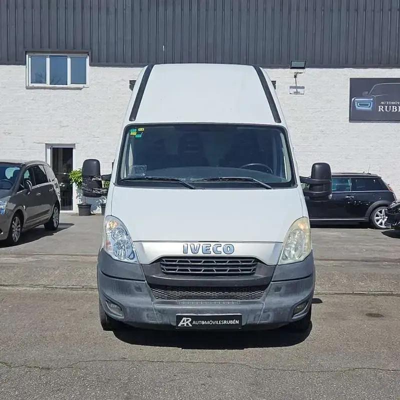 Usado Iveco Daily 105 CV (77 kW) 2012 Blanco Van
