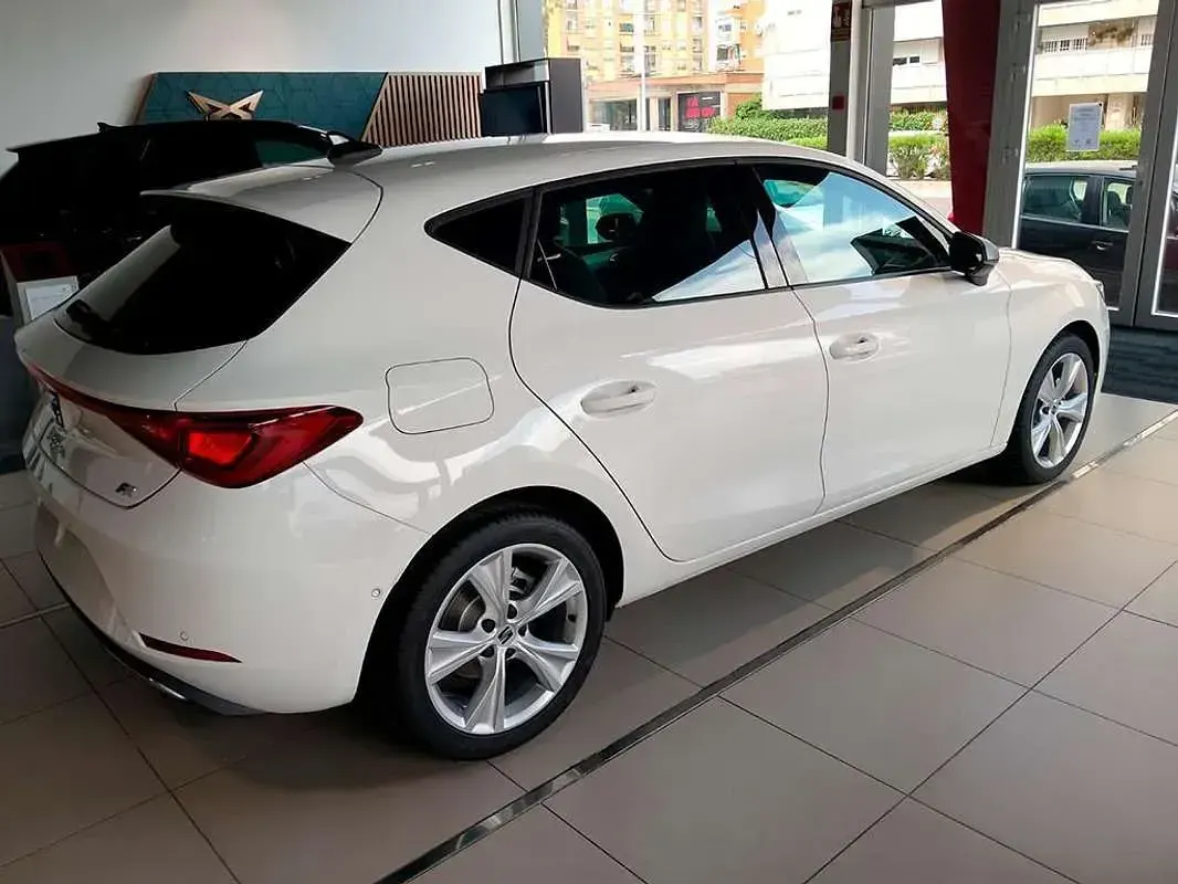 Nuevo Seat Leon FR 150 CV (110 kW) 2026 Blanco Berlina