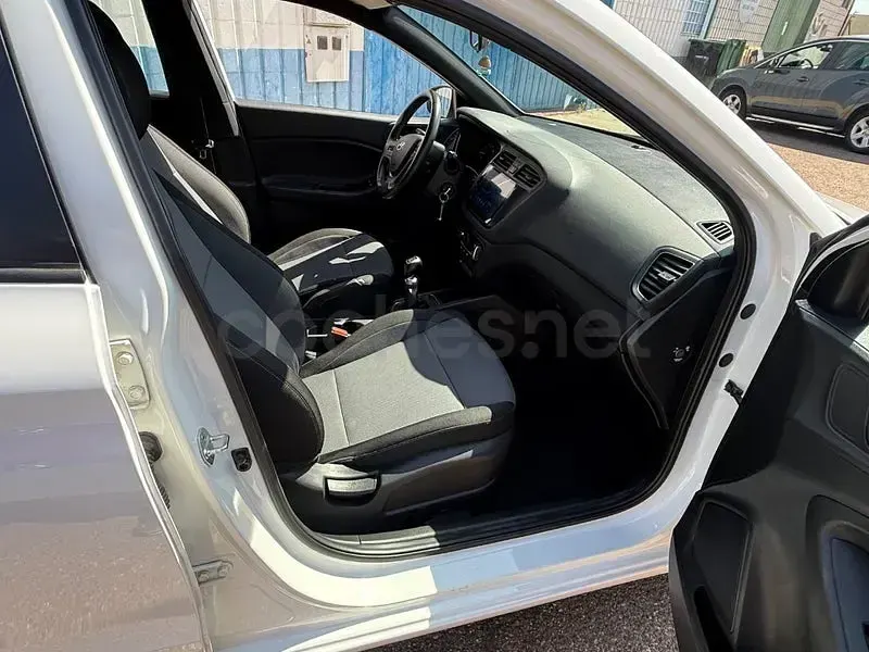 Usado Hyundai i20 84 CV (61 kW) 2017 Blanco Berlina