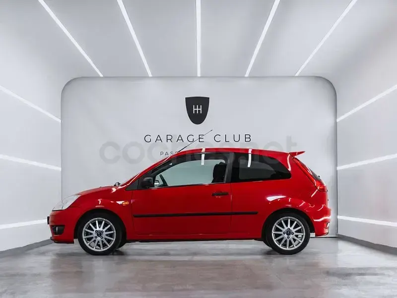 Usado Ford Fiesta Sport 100 CV (73 kW) 2005 Rojo Utilitario