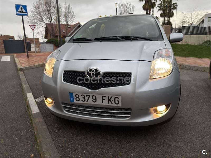 Usado Toyota Yaris 87 CV (63 kW) 2007 Gris / plata Utilitario