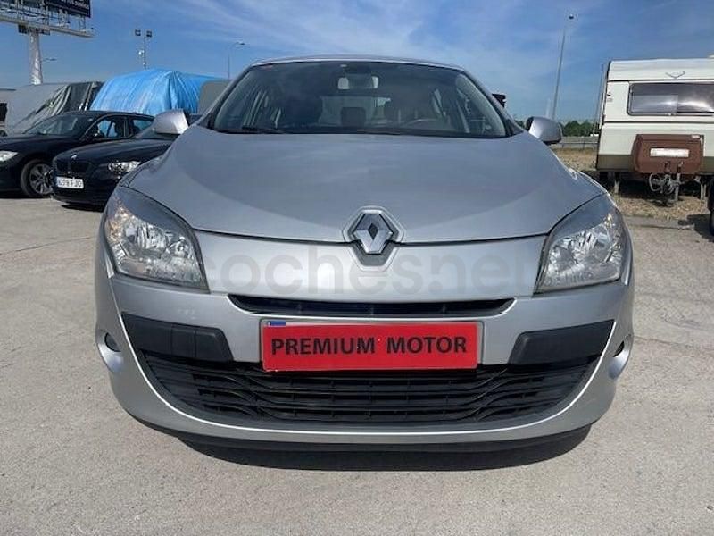 Usado Renault Mégane Dynamique 110 CV (80 kW) 2011 Gris / plata Berlina
