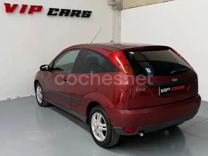 Usado Ford Focus Trend 90 CV (66 kW) 2001 Granate Berlina