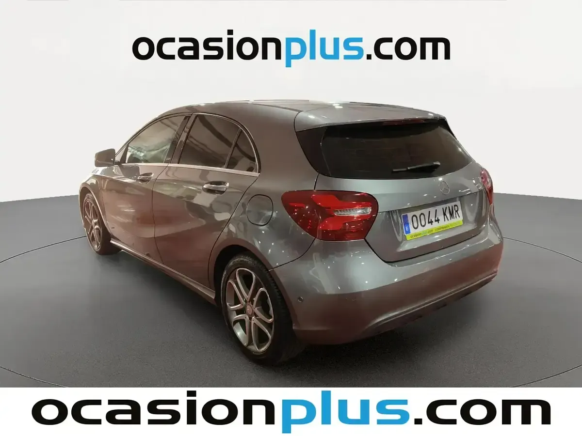 Usado Mercedes A180 109 CV (80 kW) 2017 Gris Utilitario