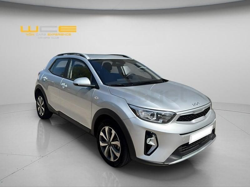 Usado Kia Stonic 100 CV (73 kW) 2025 Gris / plata SUV