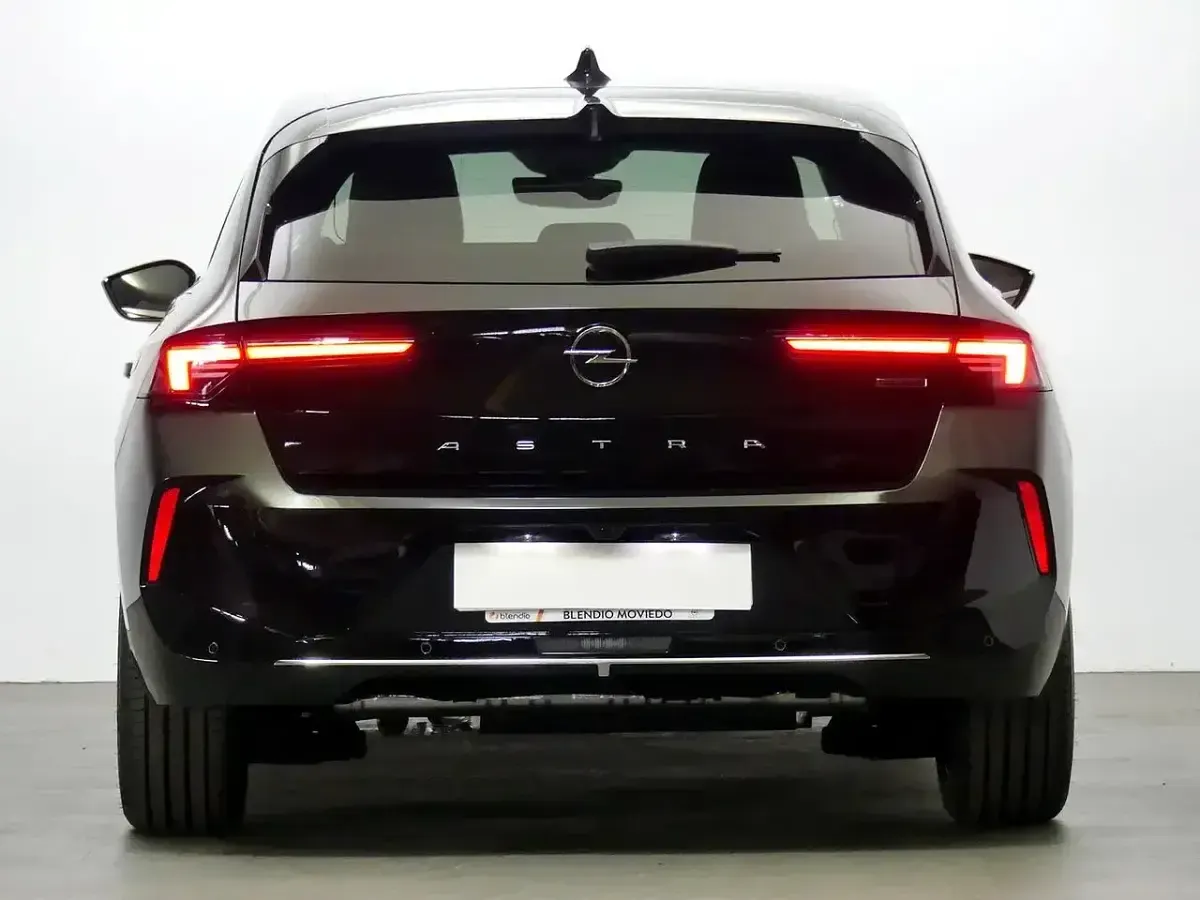Usado Opel Astra Elegance 181 CV (133 kW) 2023 Negro Utilitario
