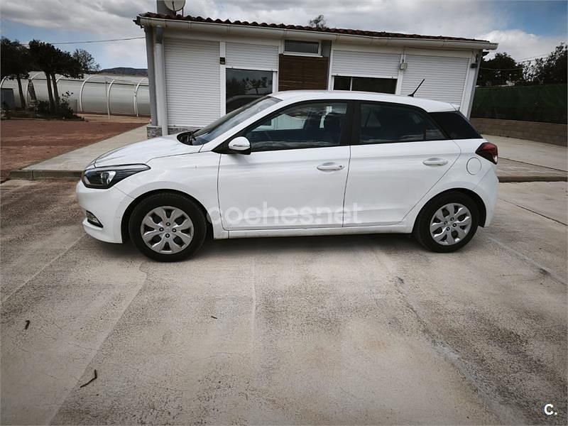 Usado Hyundai i20 84 CV (61 kW) 2018 Blanco Berlina