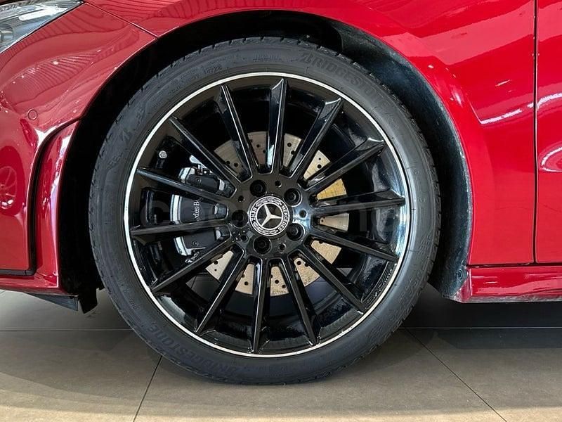 Usado Mercedes CLA200 Shooting Brake 150 CV (110 kW) 2023 Rojo Familiar