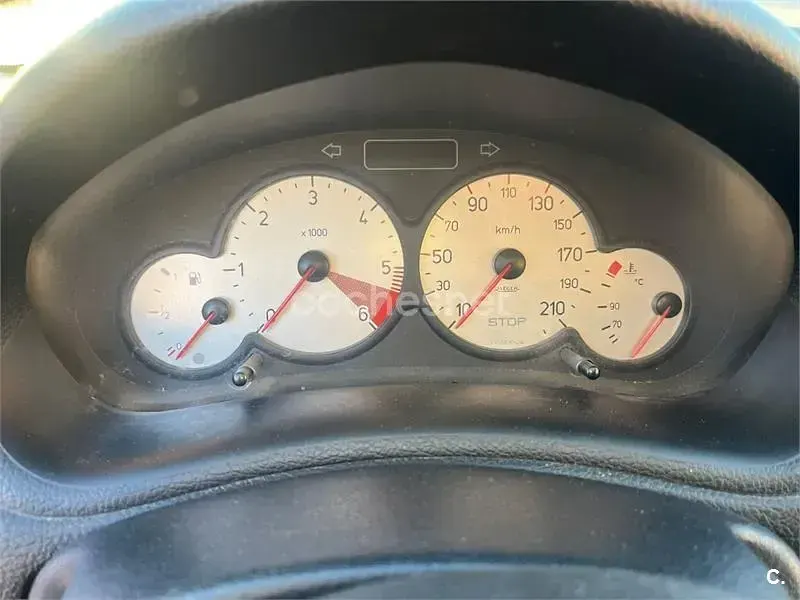 Usado Peugeot 206 70 CV (51 kW) 2004 Blanco Berlina