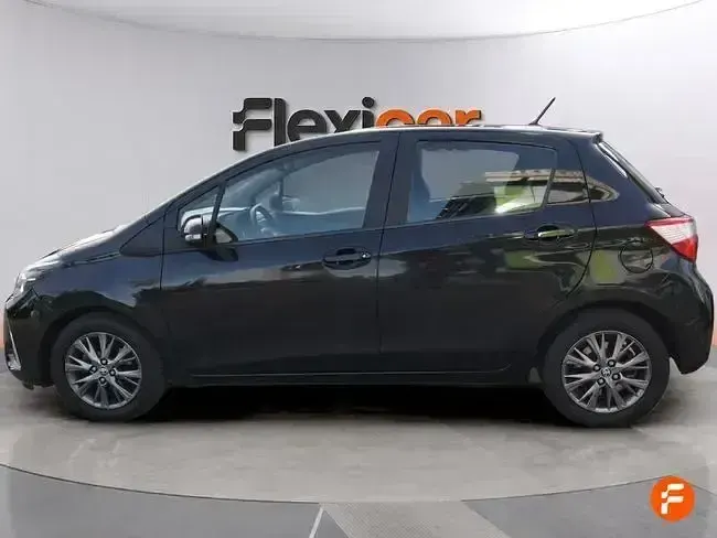 Usado Toyota Yaris Active 69 CV (50 kW) 2020 Negro