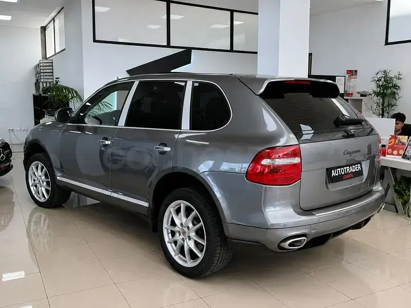 Usado Porsche Cayenne 240 CV (176 kW) 2010 Gris / plata SUV