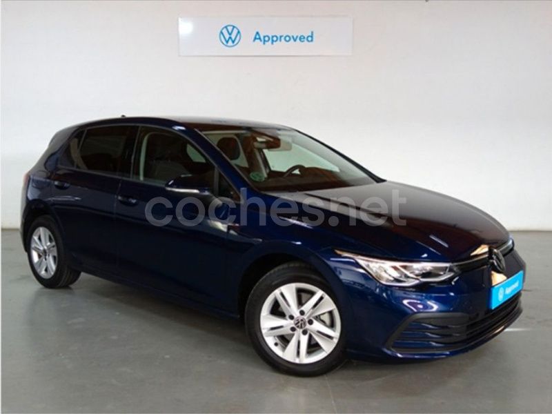 Azul Usado 2023 VW Golf VIII Life Berlina | 27.300 € (Precio justo) - Imagen 1/4